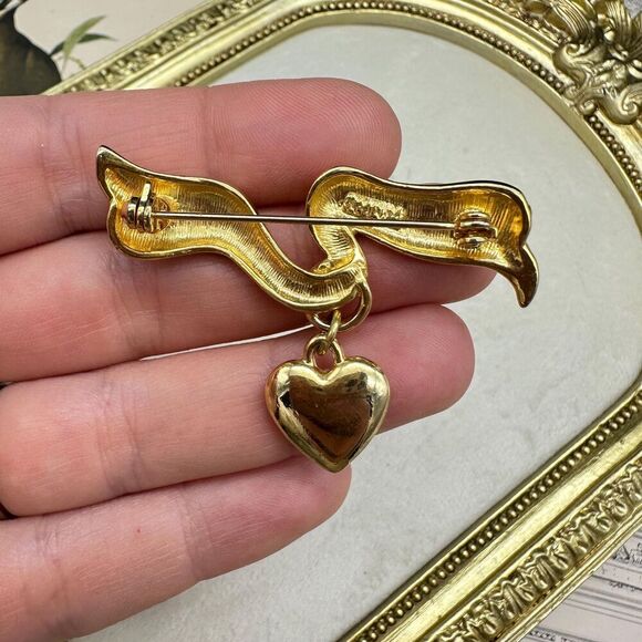 Vintage Gold Tone Ribbon Dangling Heart Rhinestone Brooch Pin - Picture 4 of 5